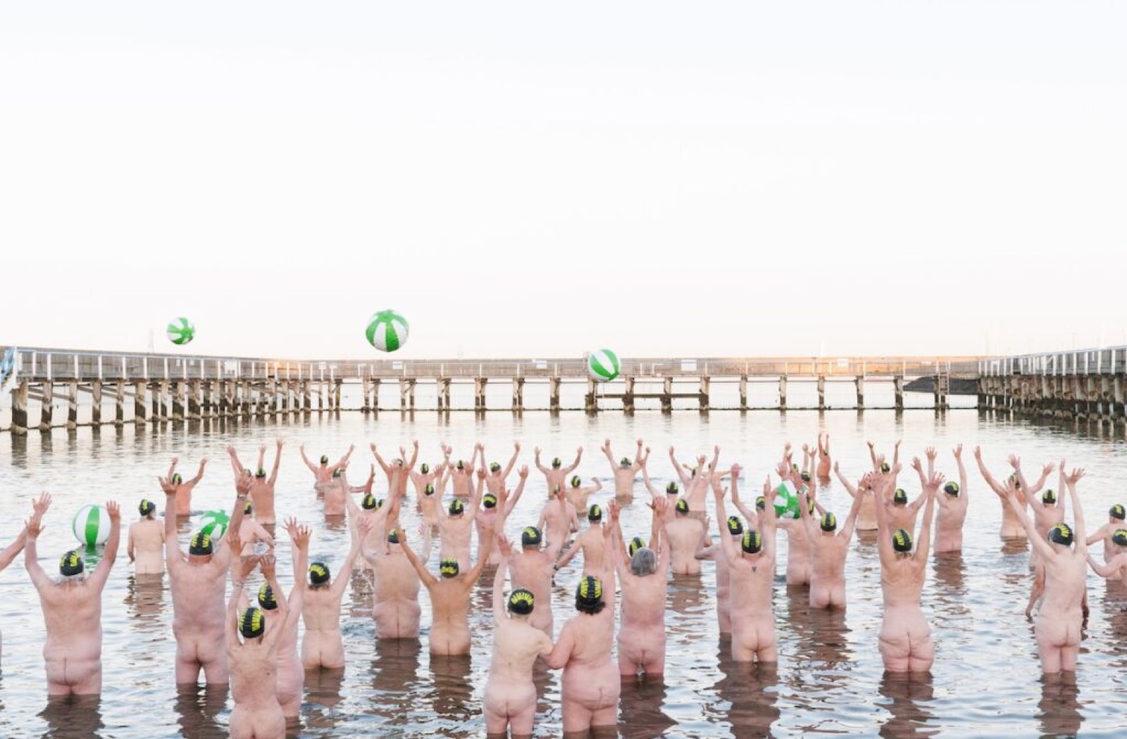 Una campaña nace de un dato incómodo: cincuenta adultos mayores, un amanecer y el mar