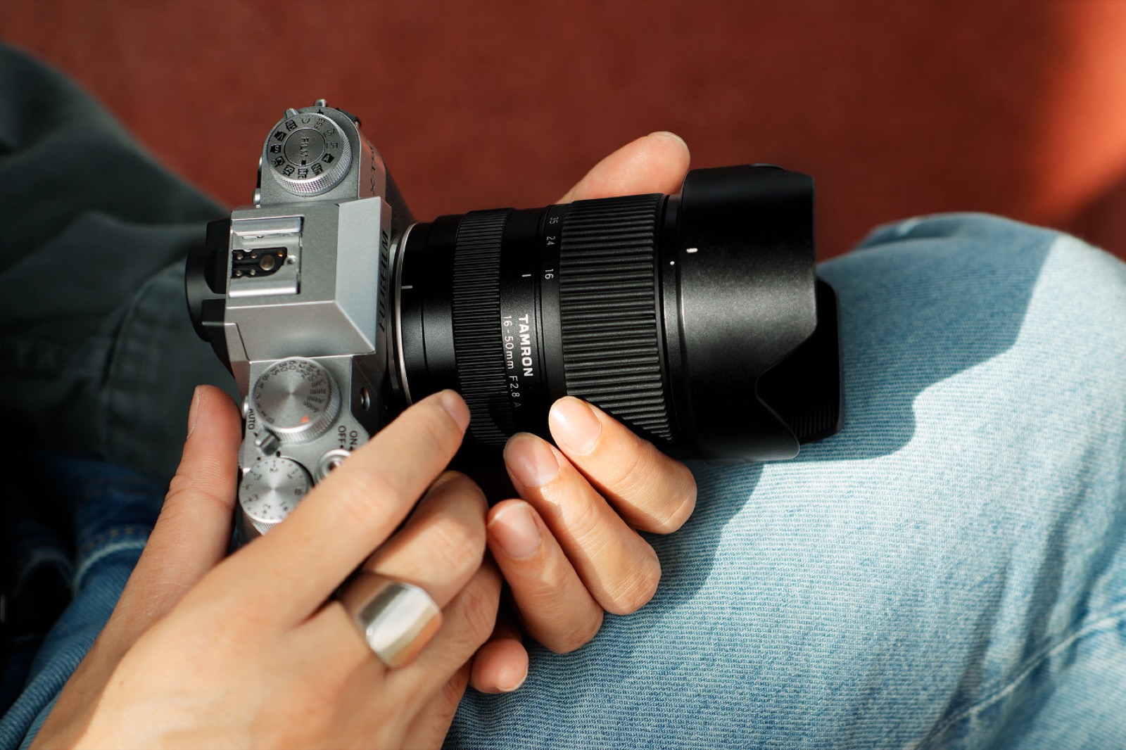 Zoom f/2.8 para APS-C: cómo evaluar un lente cuando produces contenido para muchas marcas